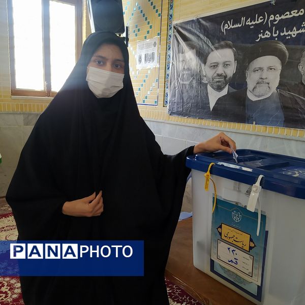 جلوه‌هایی از حضور نوجوانان قمی در شعبه‌های اخذ رای -1