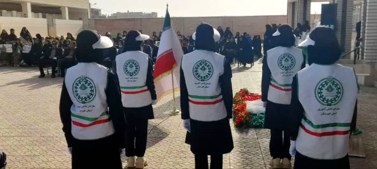 آیین نمادین نواختن زنگ انقلاب در دبستان حضرت آمنه (س)