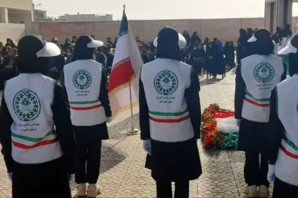 آیین نمادین نواختن زنگ انقلاب در دبستان حضرت آمنه (س)