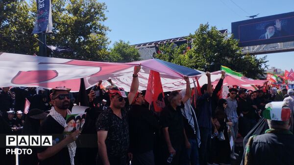 تشییع پیکر مطهر رهبر شهید و خانواده ایشان در مشهد