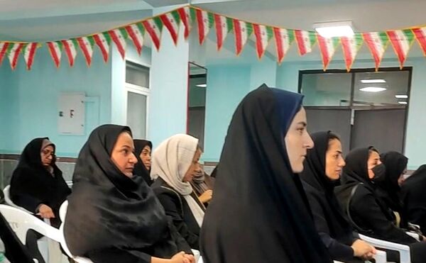آذین‌بندی دهه فجر و نواخته شدن زنگ انقلاب در دبیرستان حضرت آسیه(س) حاجی‌آباد