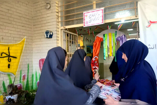 گام‌های استوار، آینده‌ای روشن: جشن آغاز سال تحصیلی در دبیرستان شاهد ام ابیها آباده