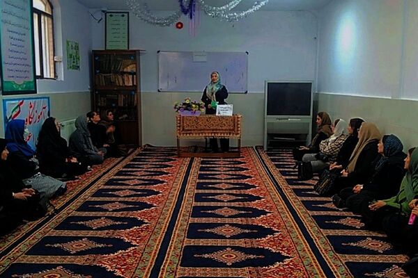 جلسه آموزش خانواده در دبیرستان پروین اعتصامی