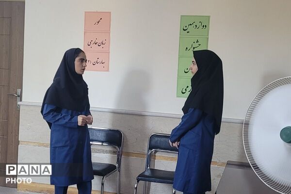 رقابت نخبگان جوان زبان خارجی در دبیرستان فرهنگ