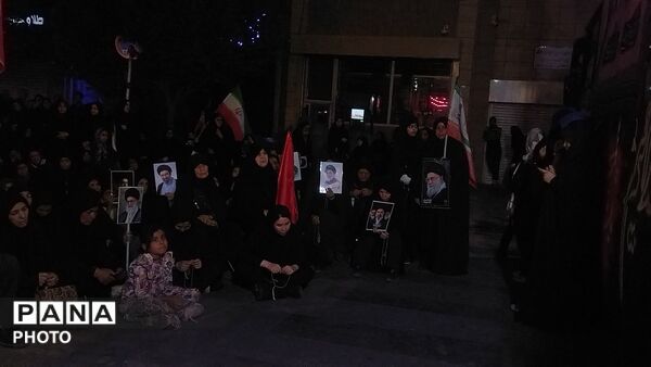 قاب هایی از رهبر شهید و رهبر معظم انقلاب در دستان سنگربان نیشابوری 