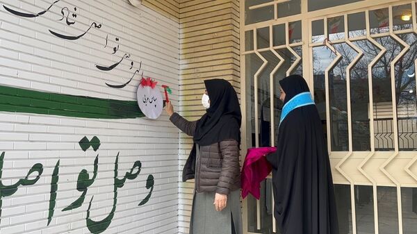 نواختن زنگ سپاس مربی در دبیرستان فاطمه الزهرا
