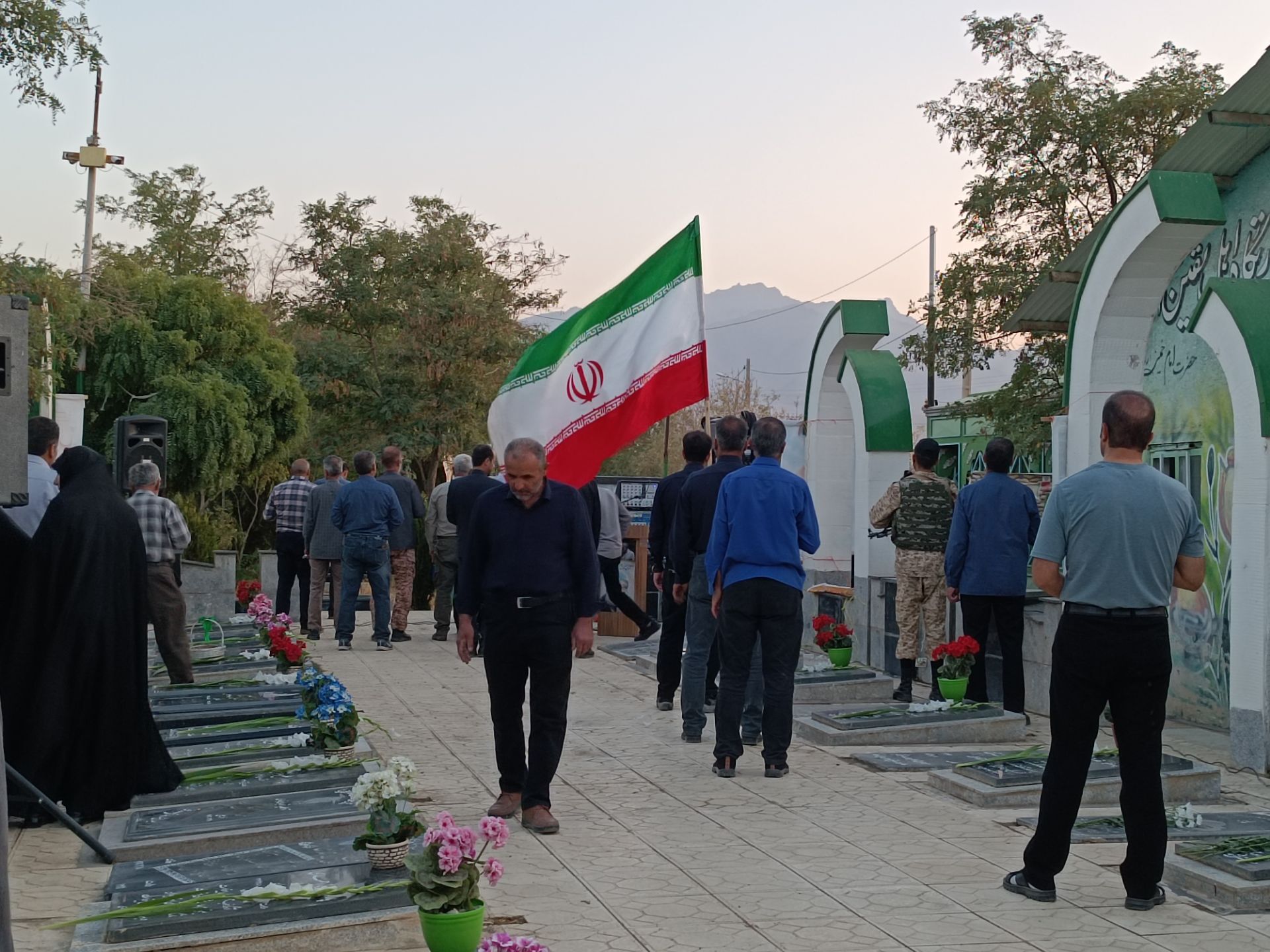 رنگ گرفتنِ گل‌ها با عطرِ خونِ شهدا؛ غبارروبی گلزار شهدای  یکن اباد