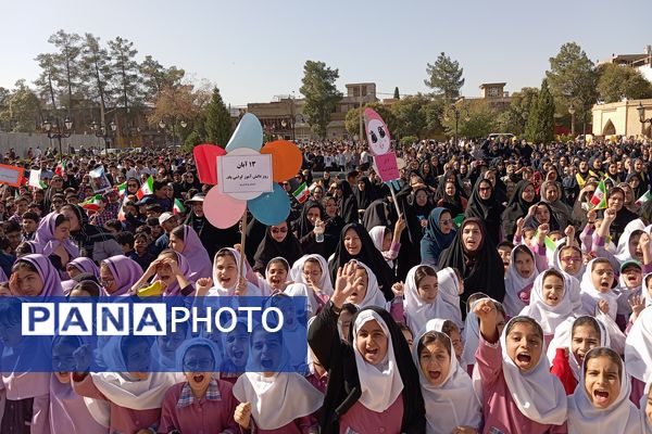 پیش دبستانی‌ها در زرقان تمرین استکبار ستیزی کردند 