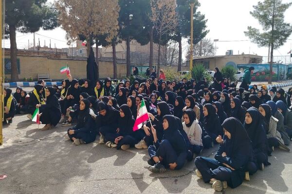 گلبانگ زنگ چهل و هفتمین پیروزی انقلاب اسلامی در مدرسه شهید مجید دهنوی 