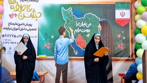 آیین متمرکز استانی جشن عاطفه‌ها‌ در دبیرستان فرزانگان یک ناحیه یک کرج 