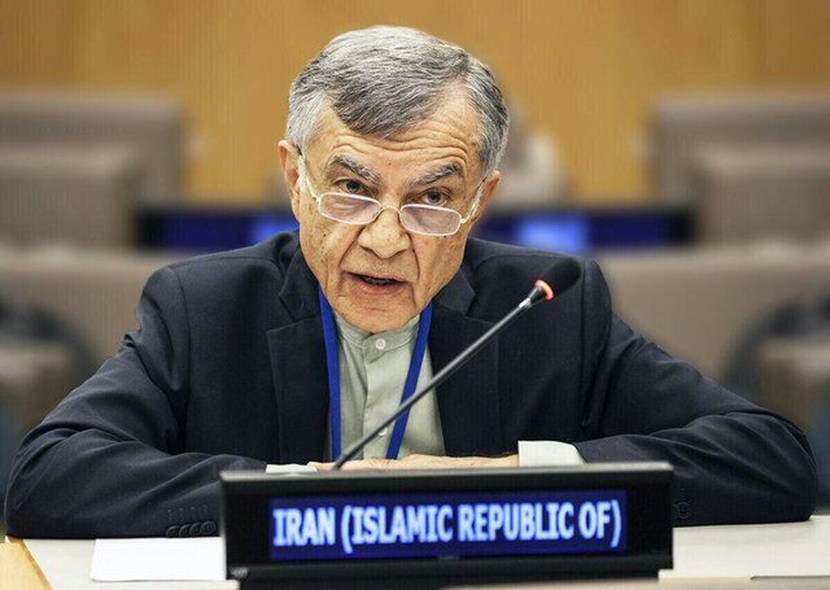 قدردانی از دکتر جمشید ممتاز در کنگره ملی ‌سیاست خارجی و تاریخ روابط خارجی‌
