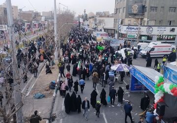 جلوه‌های دانش‌آموزی منطقه ۱۰ در راهپیمایی ۲۲ بهمن