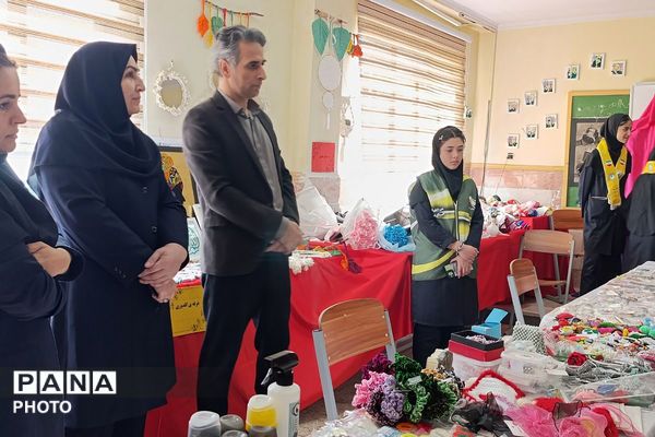 نمایشگاه کار و فناوری در دبیرستان نشاط بهارستان‌دو