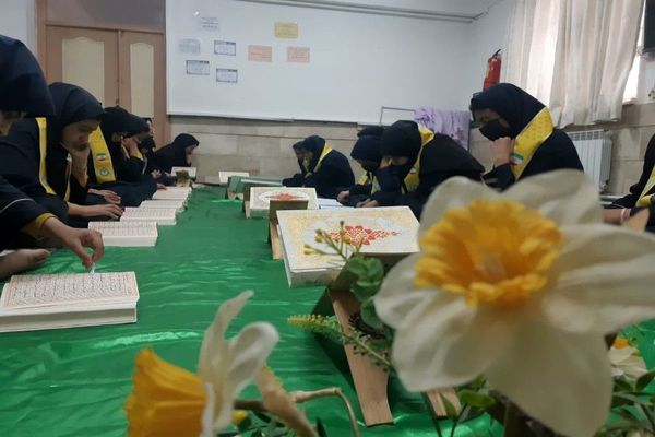 محفل انس با قرآن کریم در دبیرستان شهید مجید دهنوی نیشابور