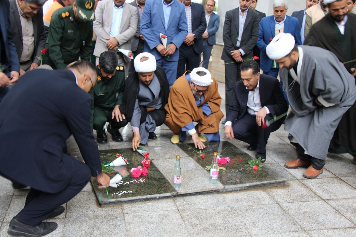 غبارروبی و عطر افشانی مزار شهدا در سملقان