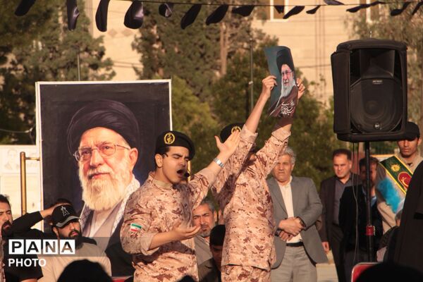 گرامیداشت شهدای دانش‌آموز میناب و حضور خانواده معظم شهدا