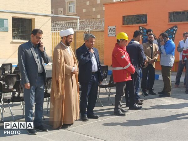 برگزاری بیست و هفتمین مانور سراسری زلزله و ایمنی در مدرسه فاطمه زهرا (س) دستگرد برخوار 
