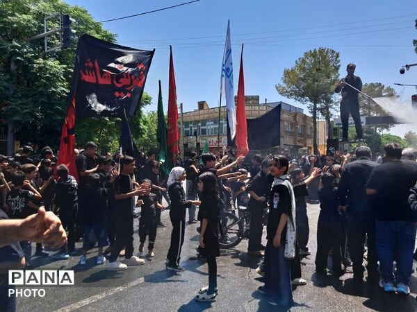 ورود هیئت‌های عزاداری به مهدیه کاشمر در هشتمین روز محرم