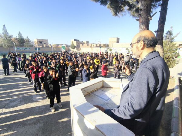 تجلیل از خبرنگار ارشد دبستان شهید پسندیده فدافن