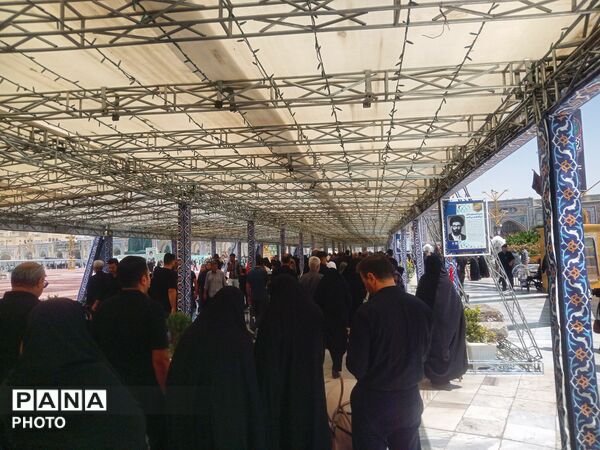 طنین گام‌های جاماندگان اربعین در حریم رضوی؛ مشهد یکپارچه در سوگ حسین (ع)
