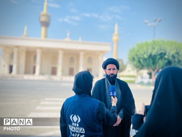 فریادِ ایستادگی از دلِ مرقد امام؛ دانش‌آموزان با سرود باید برخاست پیام مقاومت را ابلاغ کردند