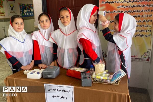 برپایی ایستگاه سلامت و انتخاب سفیران سلامت مدرسه رضوان شهرستان رباط‌کریم