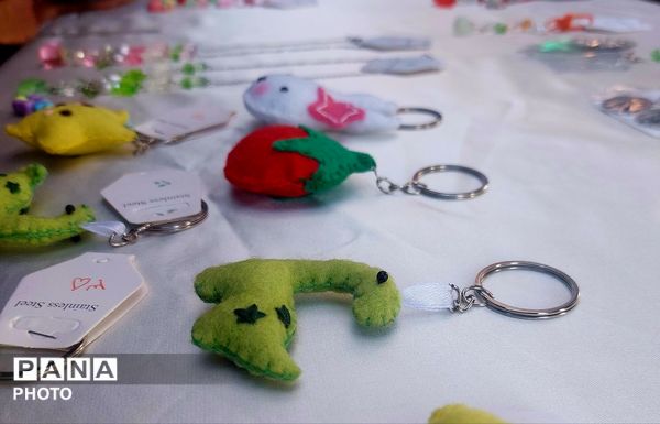 بازارچه کارآفرینی دانش‌آموزی در دبیرستان دخترانه سرافرازان ۲ ناحیه ۶ مشهد