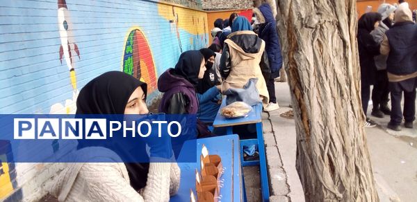 بازارچه دانش‌آموزی کسب در آمد در دبیرستان میثاق منطقه تبادکان مشهد