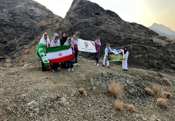 کوهپیمایی دانش‌آموزان دبستان شهدای مکه رودان 
