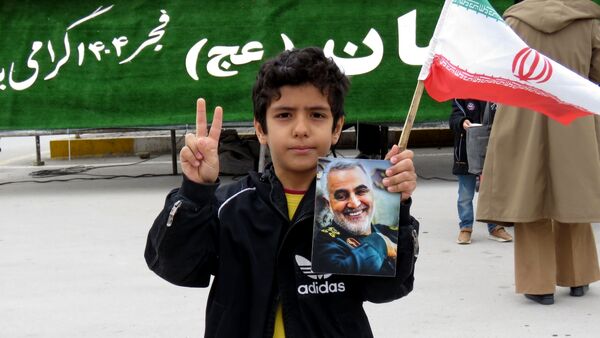 از نوجوان تا کهنسال؛ همه اقشار نورآباد در صف‌های متحد راهپیمایی ۲۲ بهمن