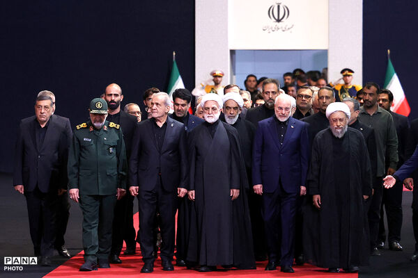 ادای احترام سران قوا و جمعی از مسئولان نظام بر پیکر مطهر رهبر شهید انقلاب