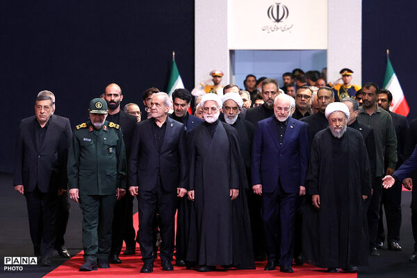 ادای احترام سران قوا و جمعی از مسئولان نظام بر پیکر مطهر رهبر شهید انقلاب