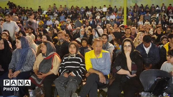 جم روی پای خانواده‌ها؛ پیاده‌روی دهه فجر با حضور پرشور چهار هزار نفر