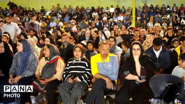 جم روی پای خانواده‌ها؛ پیاده‌روی دهه فجر با حضور پرشور چهار هزار نفر