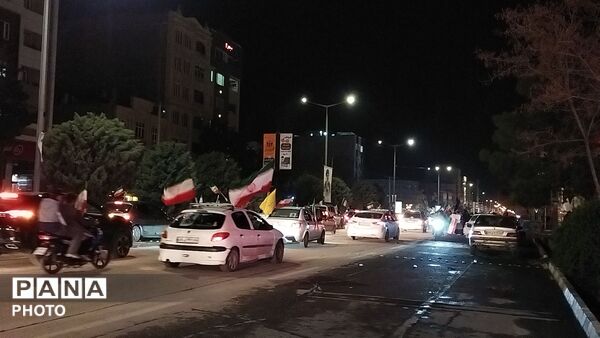 بلوار فضل پرشور از ماشین هایی با پرچم ایران 