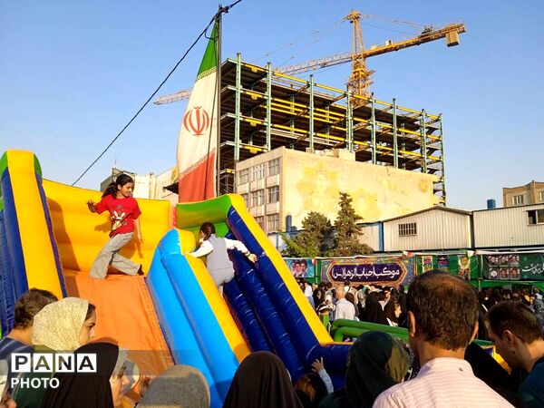  جشن بزرگ مردم در مهمانی ۱۰ کیلومتری