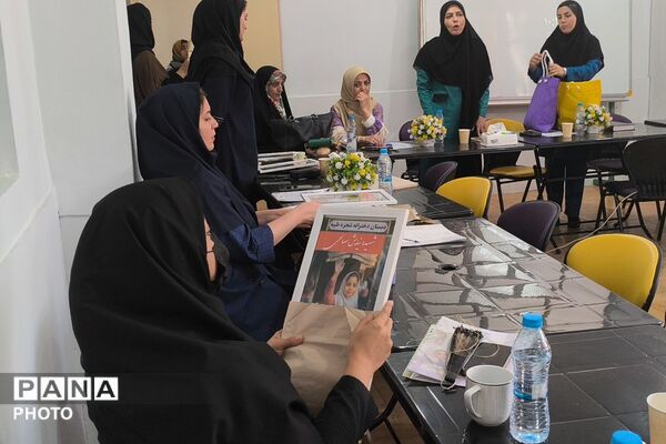 قاب‌های شهدای میناب بر درِ کلاس‌ها؛ عهد معلمان مدرسه باغچه‌بان در آغاز سال تحصیلی