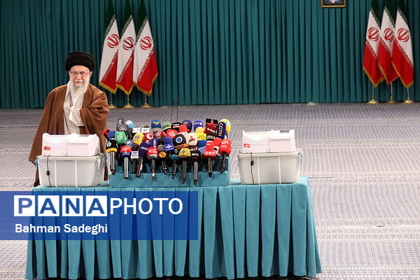 حضور رهبر معظم انقلاب در رای گیری مرحله‌ دوم انتخابات مجلس
