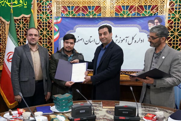 نشست مدیرکل آموزش و‌ پرورش استان اصفهان با نمایندگان شورای دانش‌آموزی و مجلس دانش‌آموزی استان 