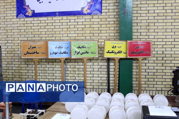 نمایشگاه دست‌سازه‌های هنرجویان هنرستان و کاردانش