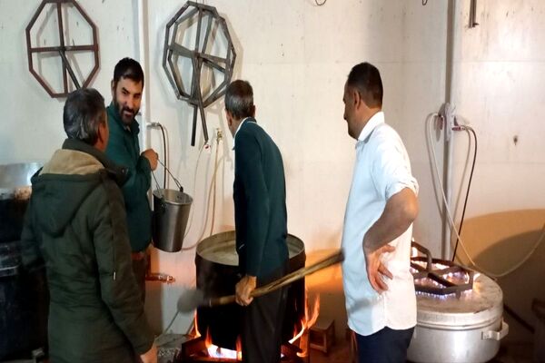 اعتکاف دانش‌آموزی در مسجد جامع شهر بار نیشابور 