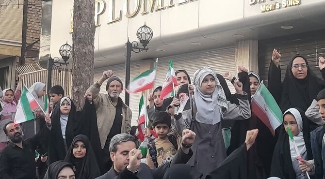 تجمع دانش آموزان کرمانی برای همراهی با همکلاسی ها شهیدشان