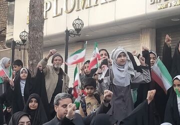تجمع دانش آموزان کرمانی برای همراهی با همکلاسی ها شهیدشان