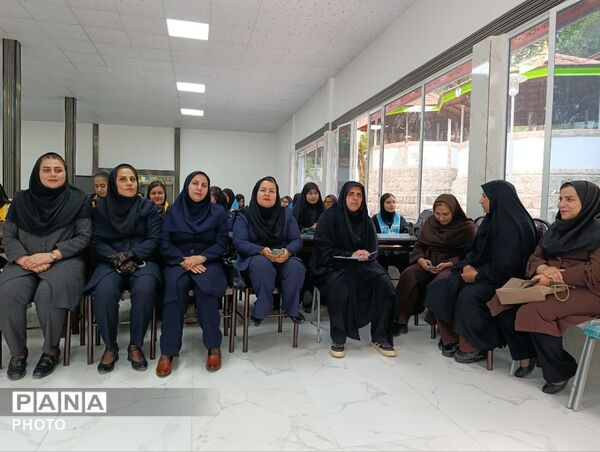 نشست مشاور وزیر آموزش‌ و پرورش با تشکل‌های دانش‌آموزی در یاسوج
