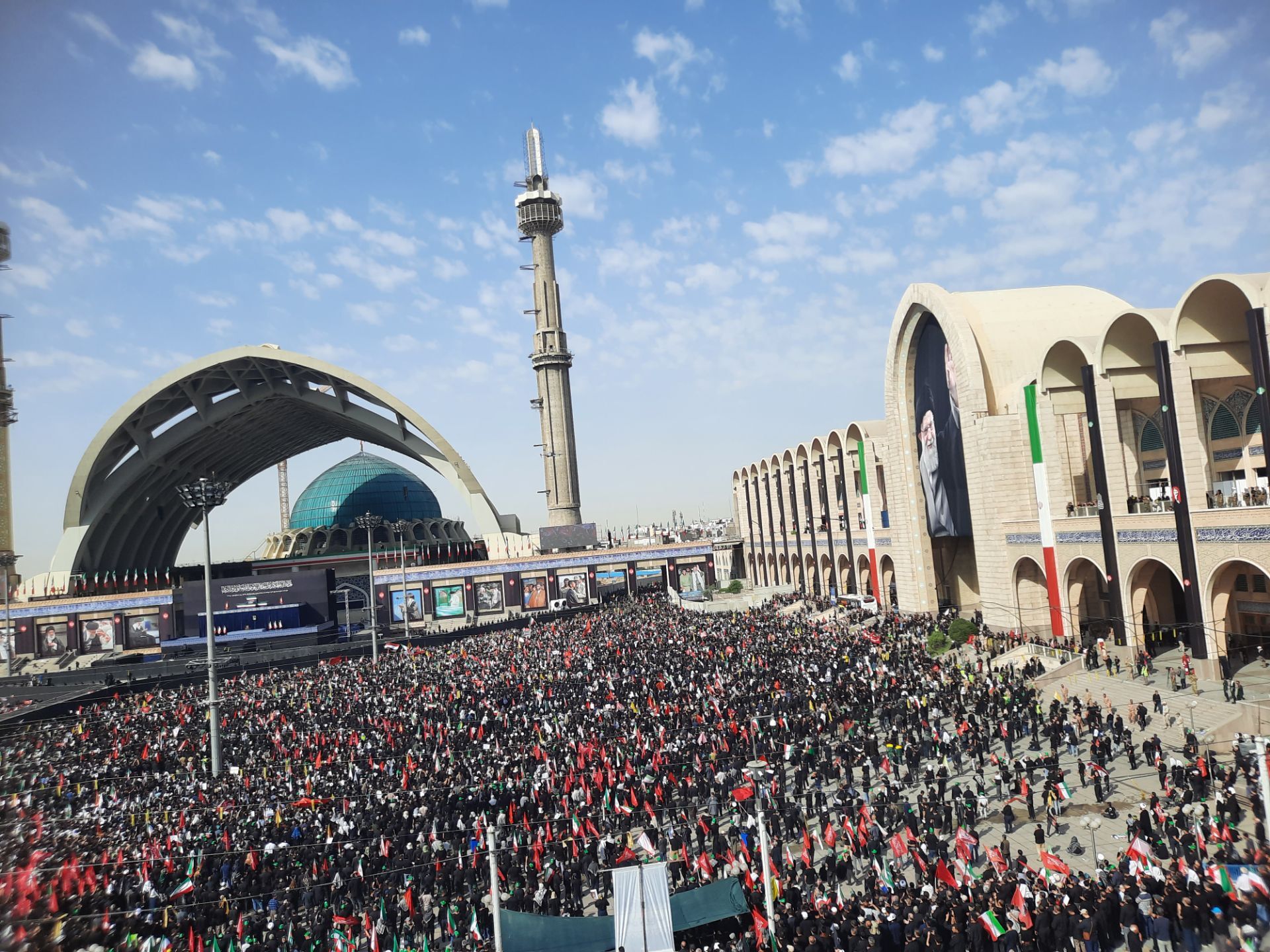 اولین روز وداع با شکوه با رهبر شهید و خانواده بزرگوارشان 