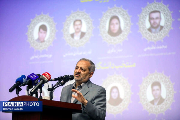 مراسم گرامیداشت روز معلم و تجلیل از اساتید نمونه دانشگاه فرهنگیان