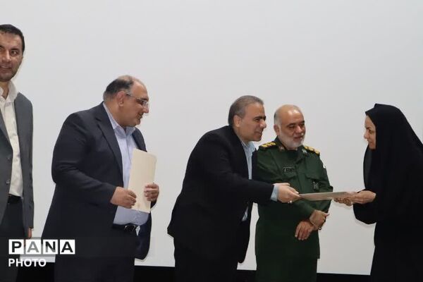 تجلیل از کارمندان نمونه شهرستان زرقان