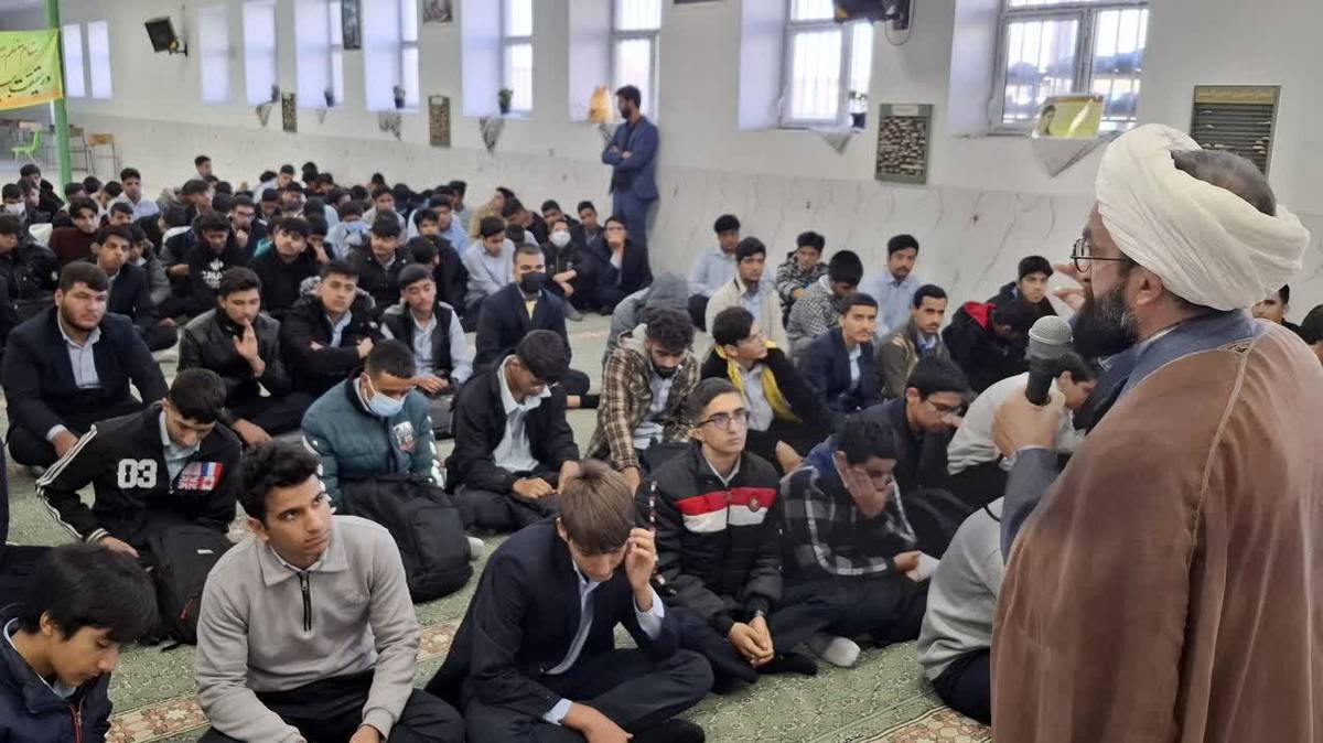 حضور مسئول قرآن و عترت ناحیه یک یزد در صبحگاه قرآنی دبیرستان هفده شهریور