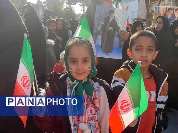 حضور پرشور کودکان در راهپیمایی میثاق با ولایت و محکوم نمودن اغتشاشات گروه های تروریستی در کاشمر