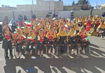 شکوه رهایی در قامت لبخند دبستان